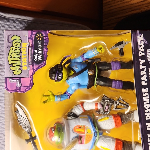 Teenage Mutant Ninja Turtles Mutant Mayhem Turtles in Disguise 4 Pack - Picture 6 of 6